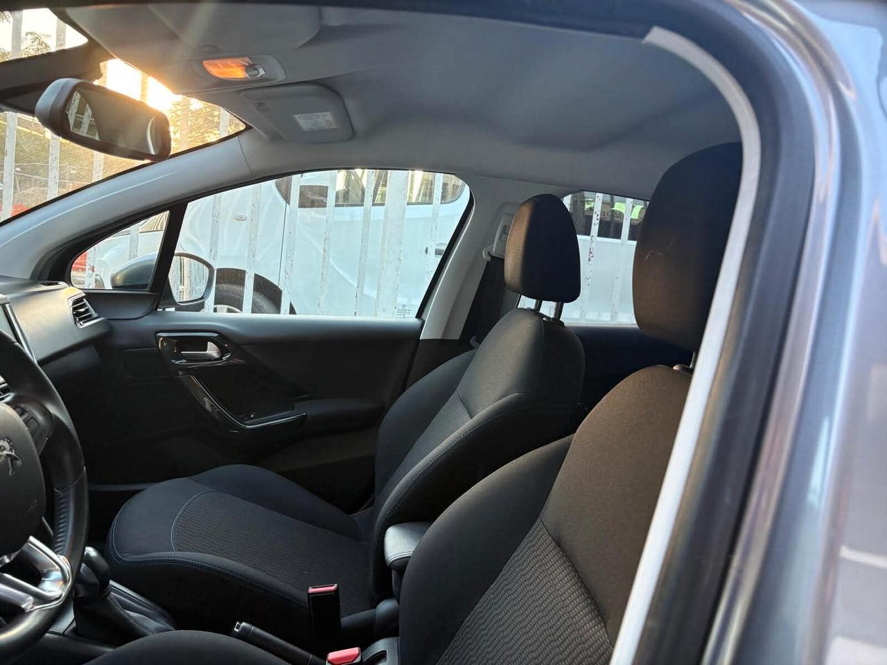 Peugeot 208 PureTech 82 5 porte Signature