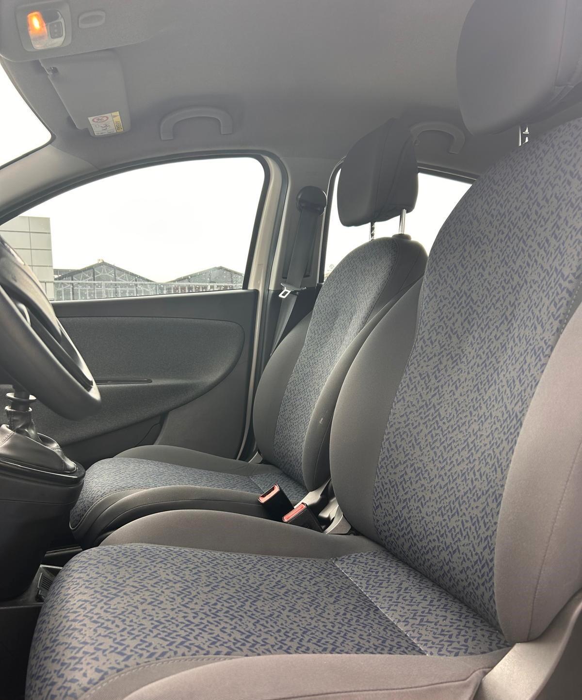 Lancia Ypsilon 1.0 FireFly 5 porte S&S Hybrid Ecochic Silver