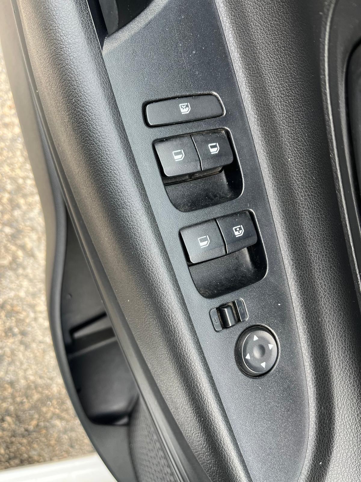 Hyundai i20-1.2 benz-full-2023