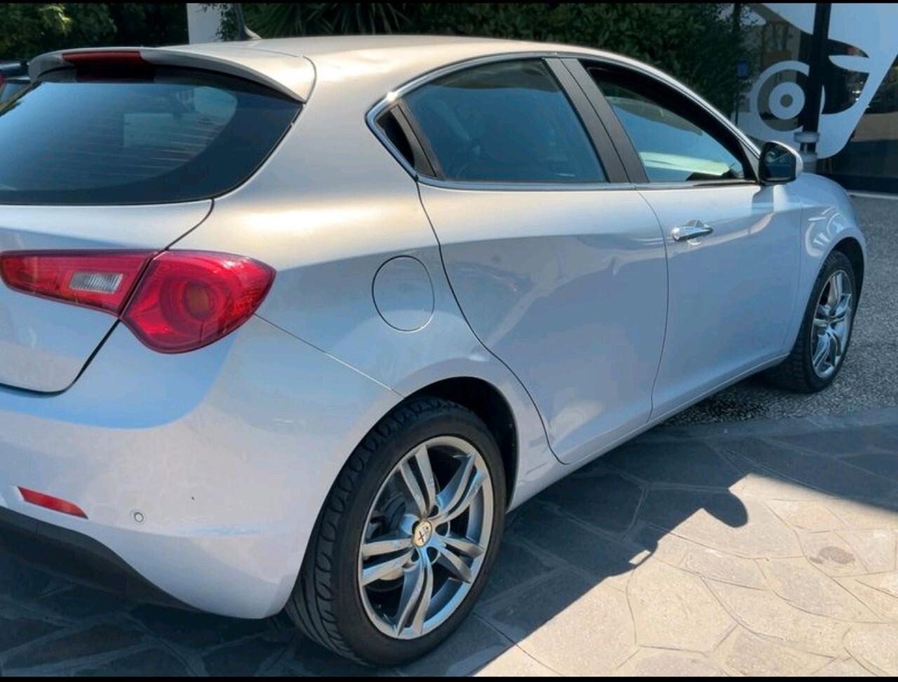 Alfa Romeo Giulietta 1.6 JTD105 cv ok neopatentati.