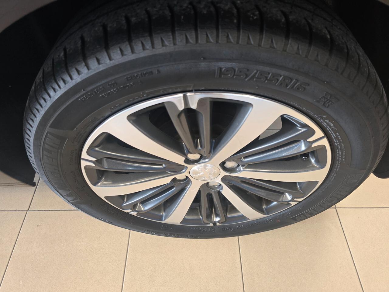 Peugeot 208 PureTech 82 5 porte Allure