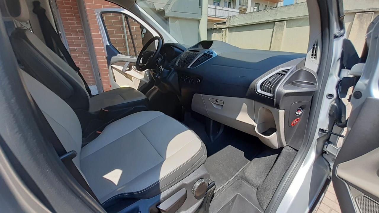 Ford Tourneo Custom Ford Tourneo Connect trasporto disabili pedana