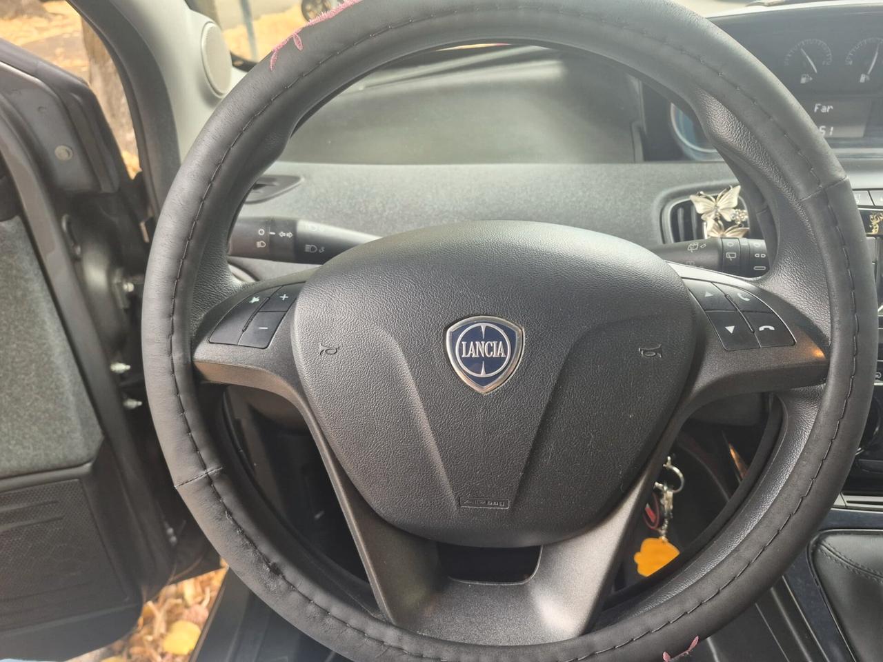 Lancia Ypsilon 1.0 FireFly 5 porte S&S Hybrid Silver