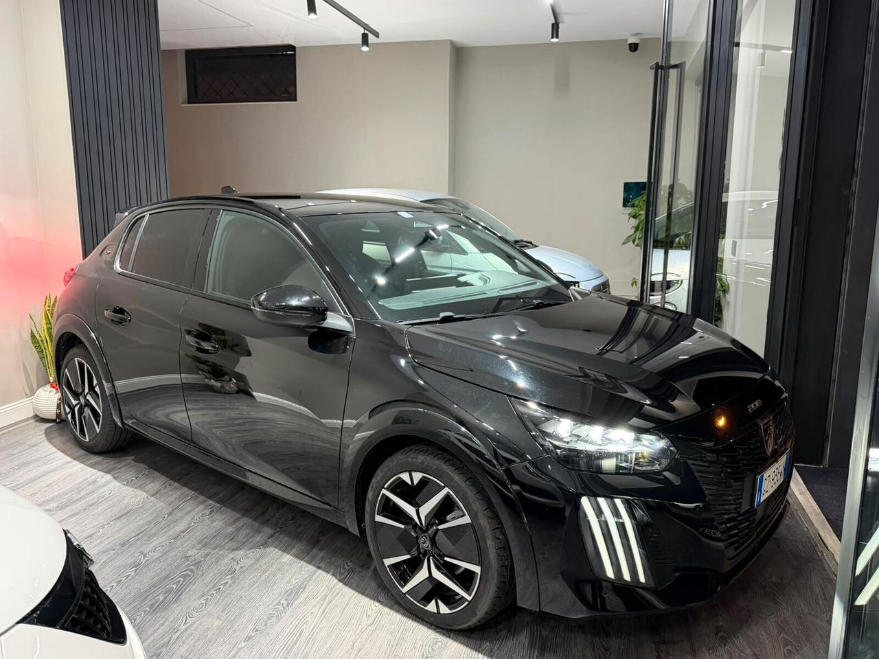 Peugeot 208 Hybrid 145 e-DCS6 GT LINE FULL BLACK