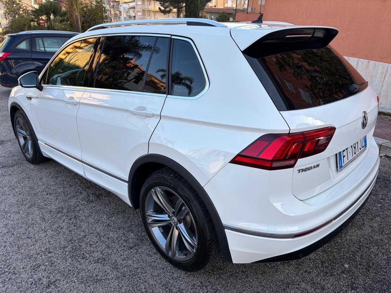 Volkswagen Tiguan 1.6 TDI R-Line strafull !!!