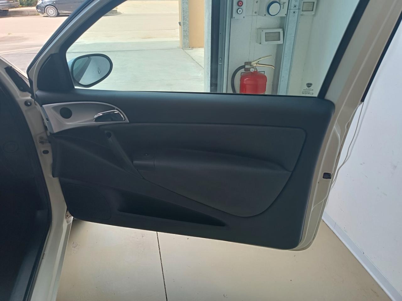 Lancia Ypsilon 1.3 MJT 75 CV Versus