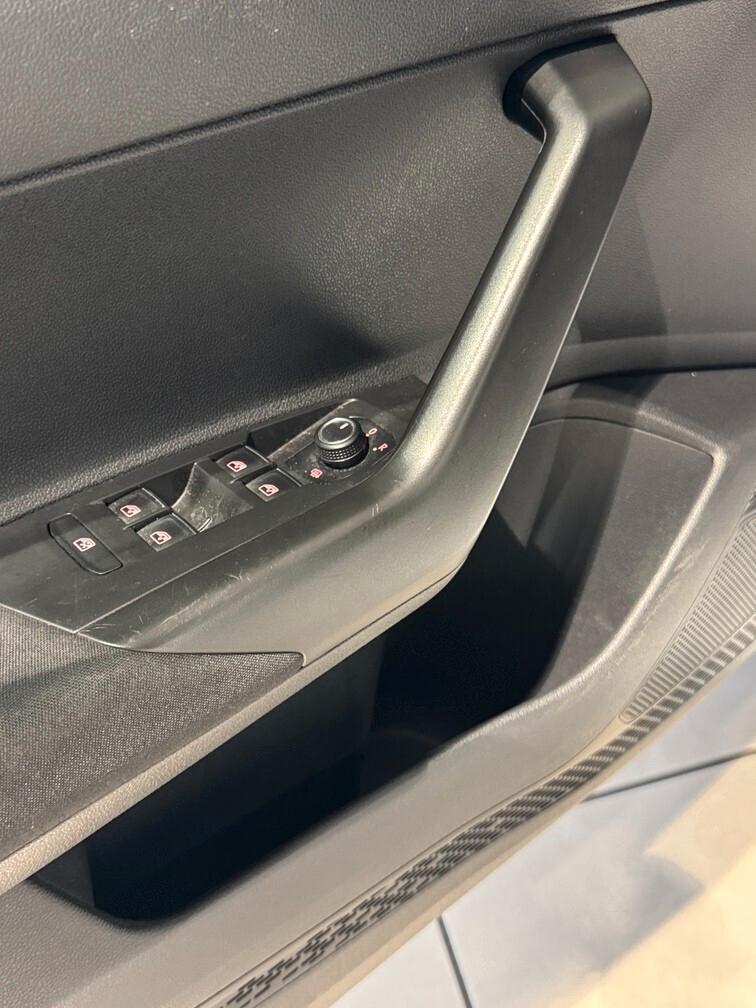 Volkswagen Polo 5p 1.0 tsi Comfortline 95cv App conn 15" Neopat