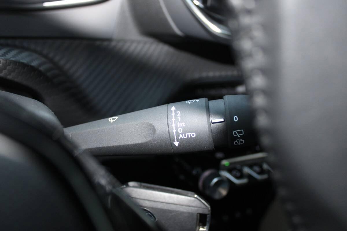 Peugeot 2008 1.2 puretech Allure s&s 100cv Con VIRTUAL COCKPIT