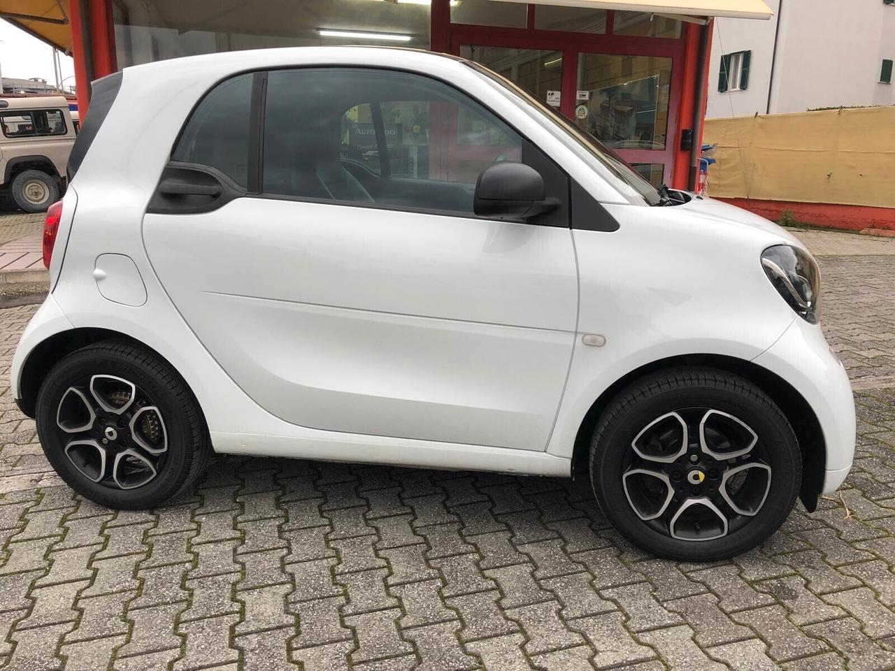 Smart ForTwo 70 1.0 Passion TOTAL WHITE ADATTA PER NEOPATENTATI-PELLE-NAVIGATORE-SEDILI RISCALDATI-POSSIBILITA' DI GARANZIA FINO A 36 MESI!!!