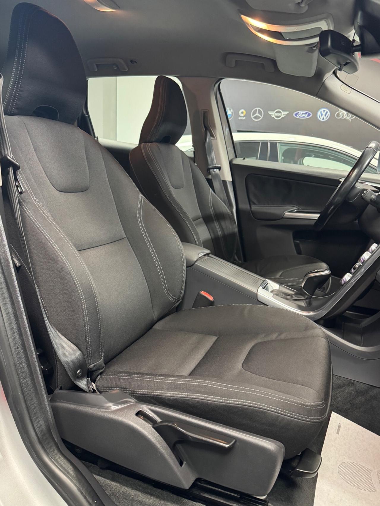 Volvo XC60 D4 R-design Momentum