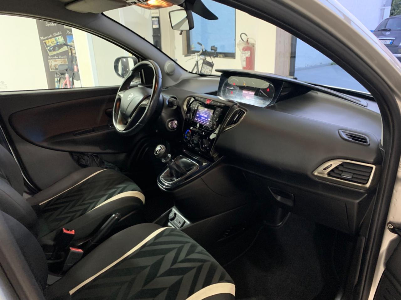 Lancia Ypsilon 1.2 69 CV 5 porte Platinum