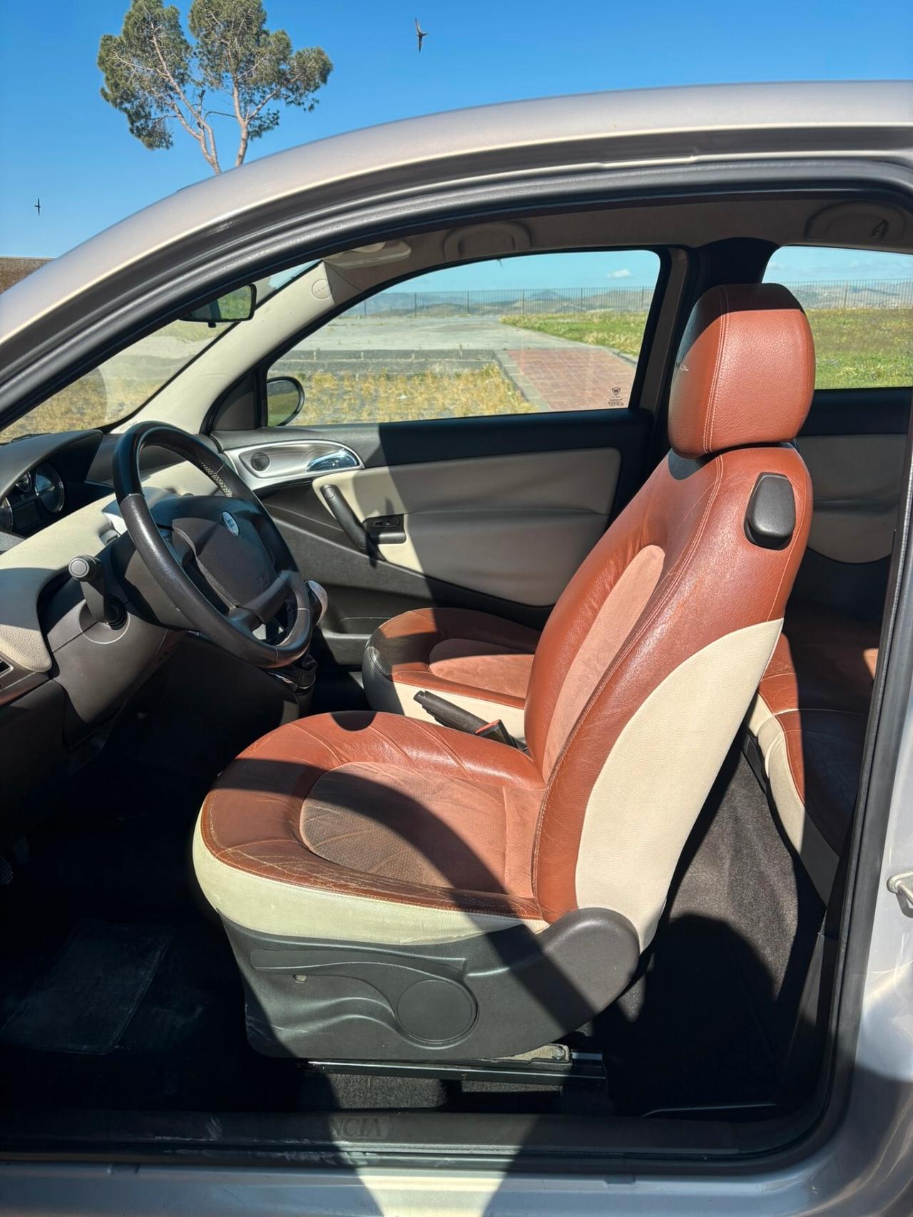 Lancia Ypsilon 1.3 MJT 75 CV Oro