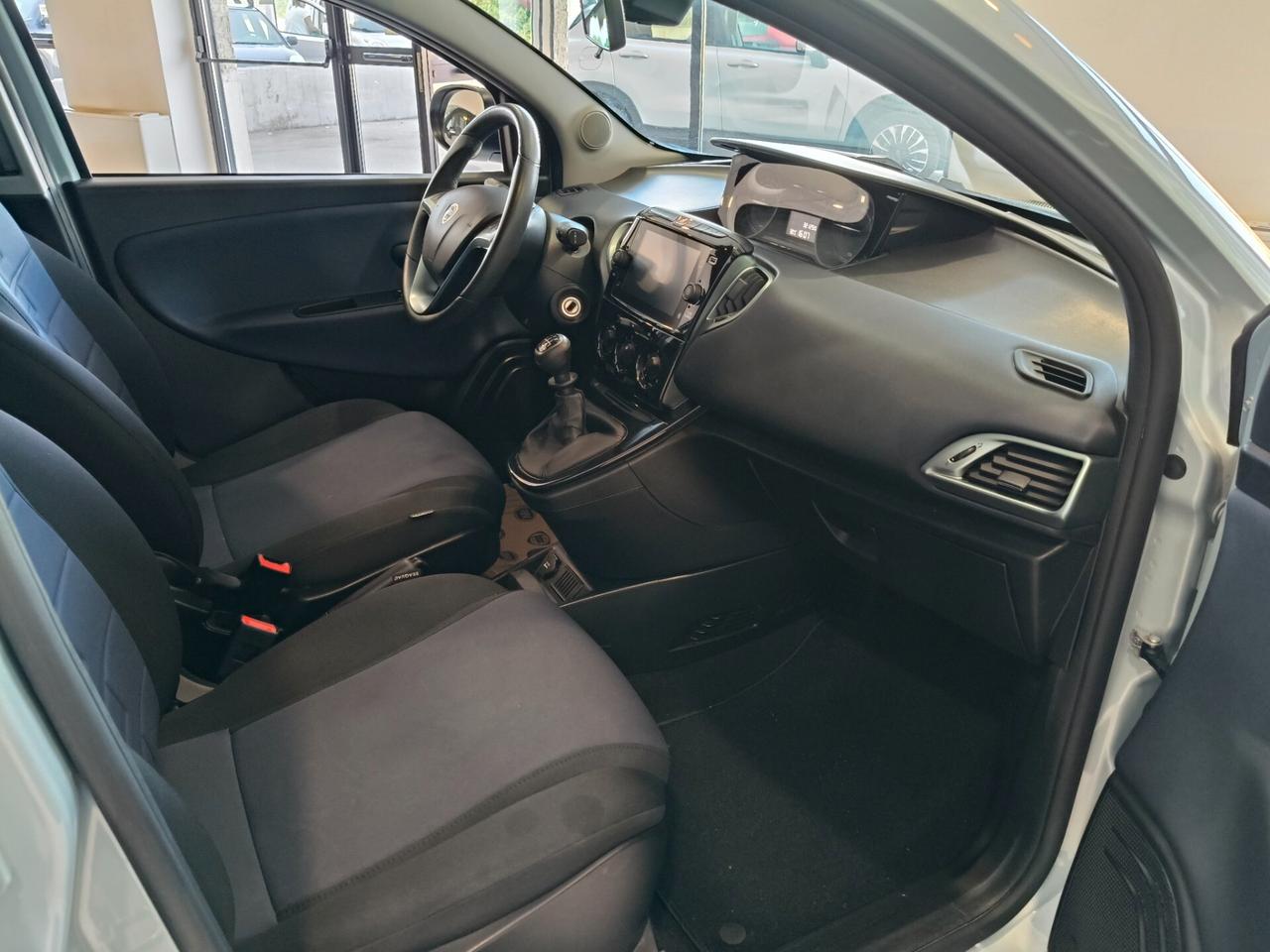 Lancia Ypsilon 1.0 70CV 5 porte Hybrid Gold Plus