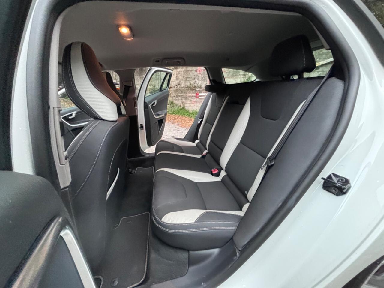 Volvo V60 D3 R-design Kinetic