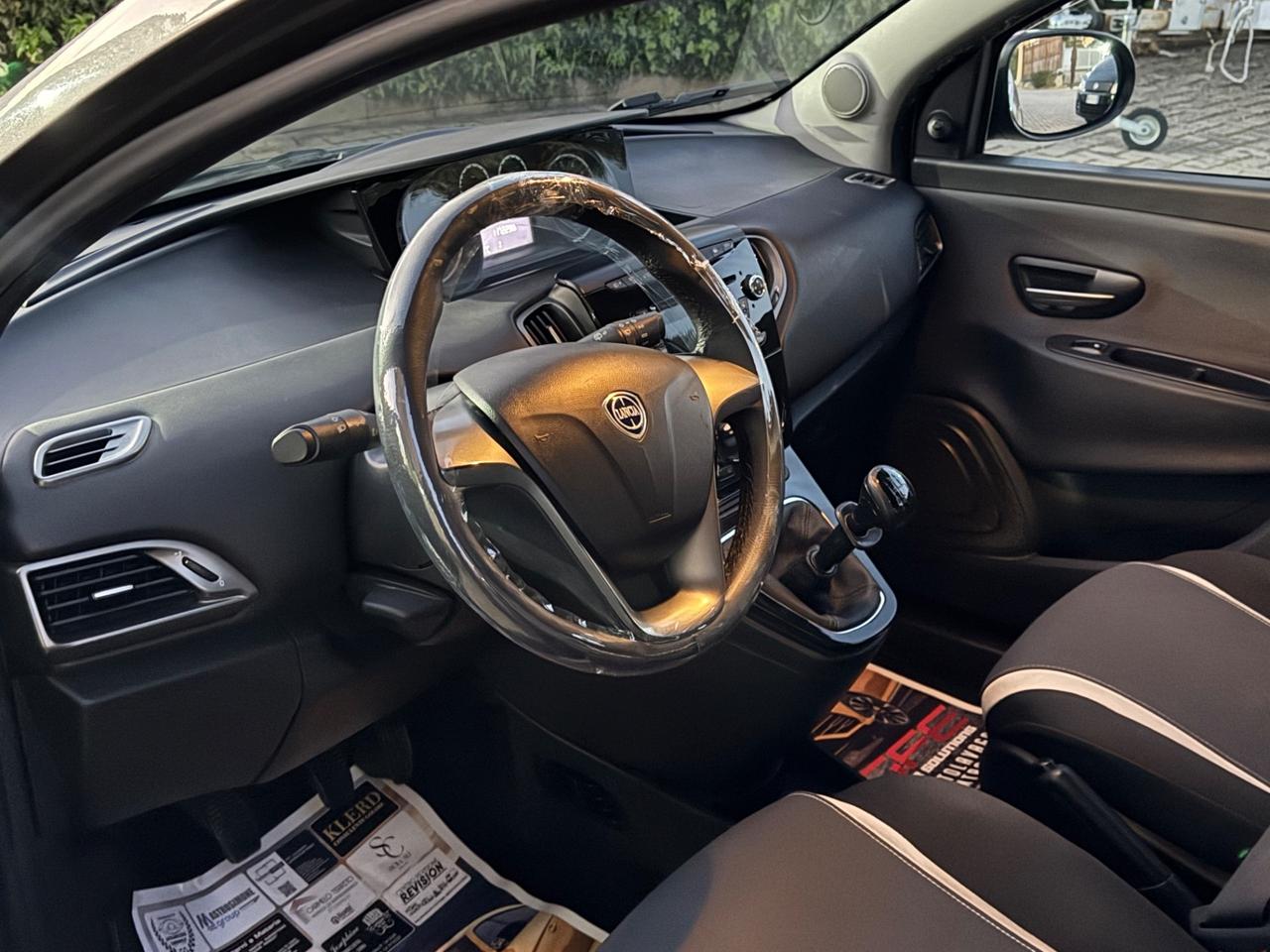 Lancia Ypsilon 1.2 69 CV 5 porte Silver