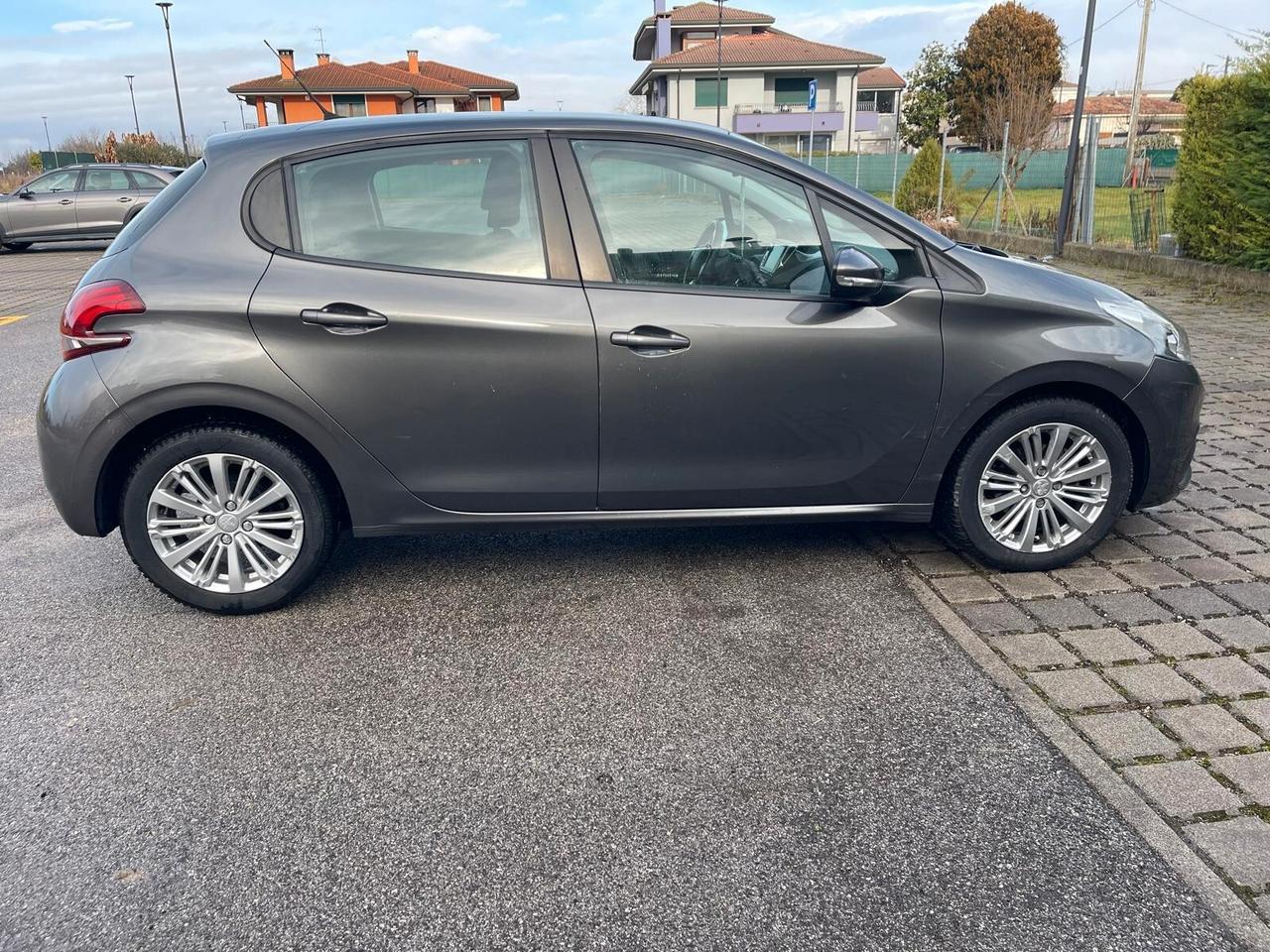 Peugeot 208 PureTech 82 5 porte Allure