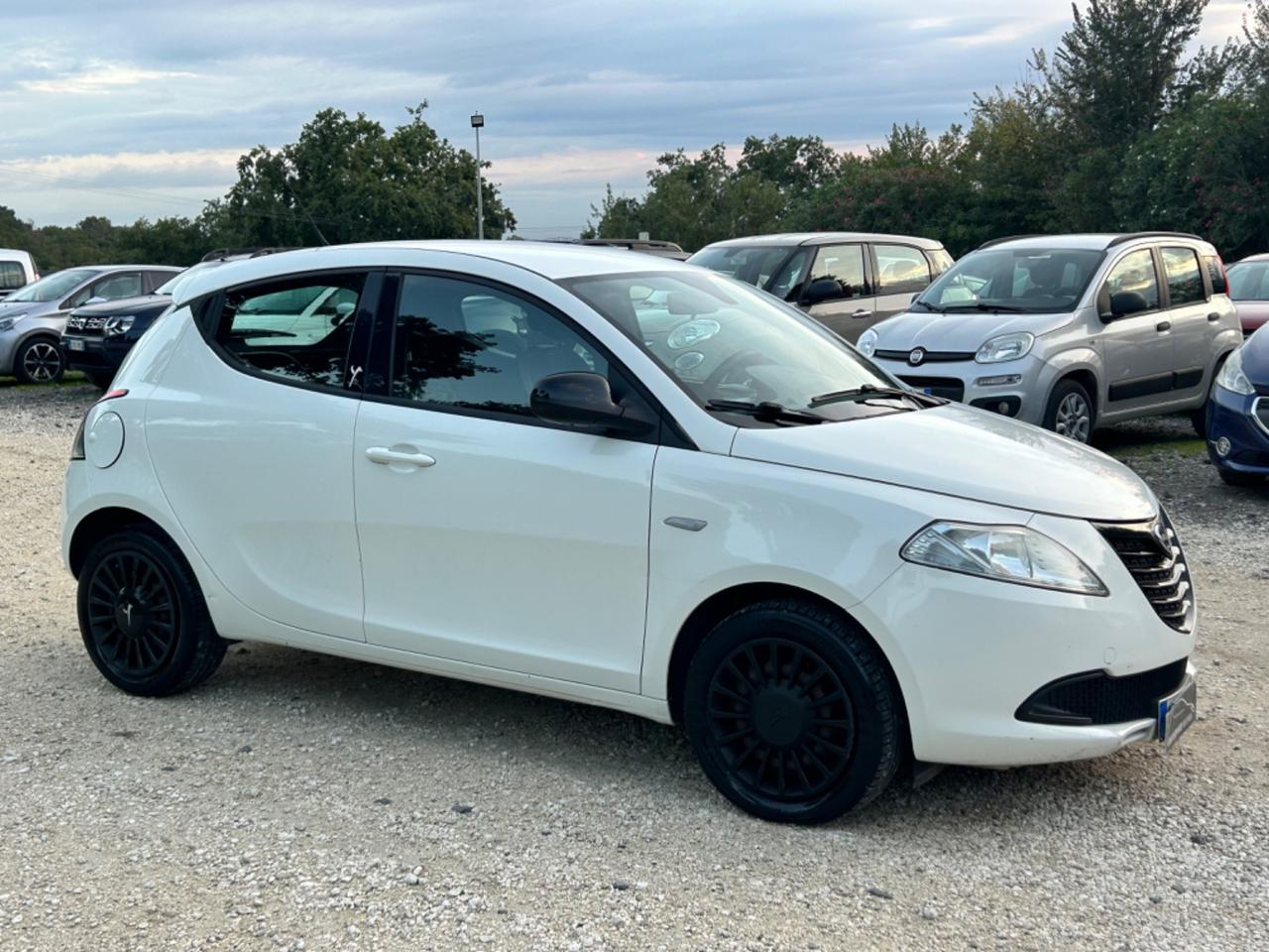 Lancia Ypsilon 1.2 69 CV 5 porte Silver