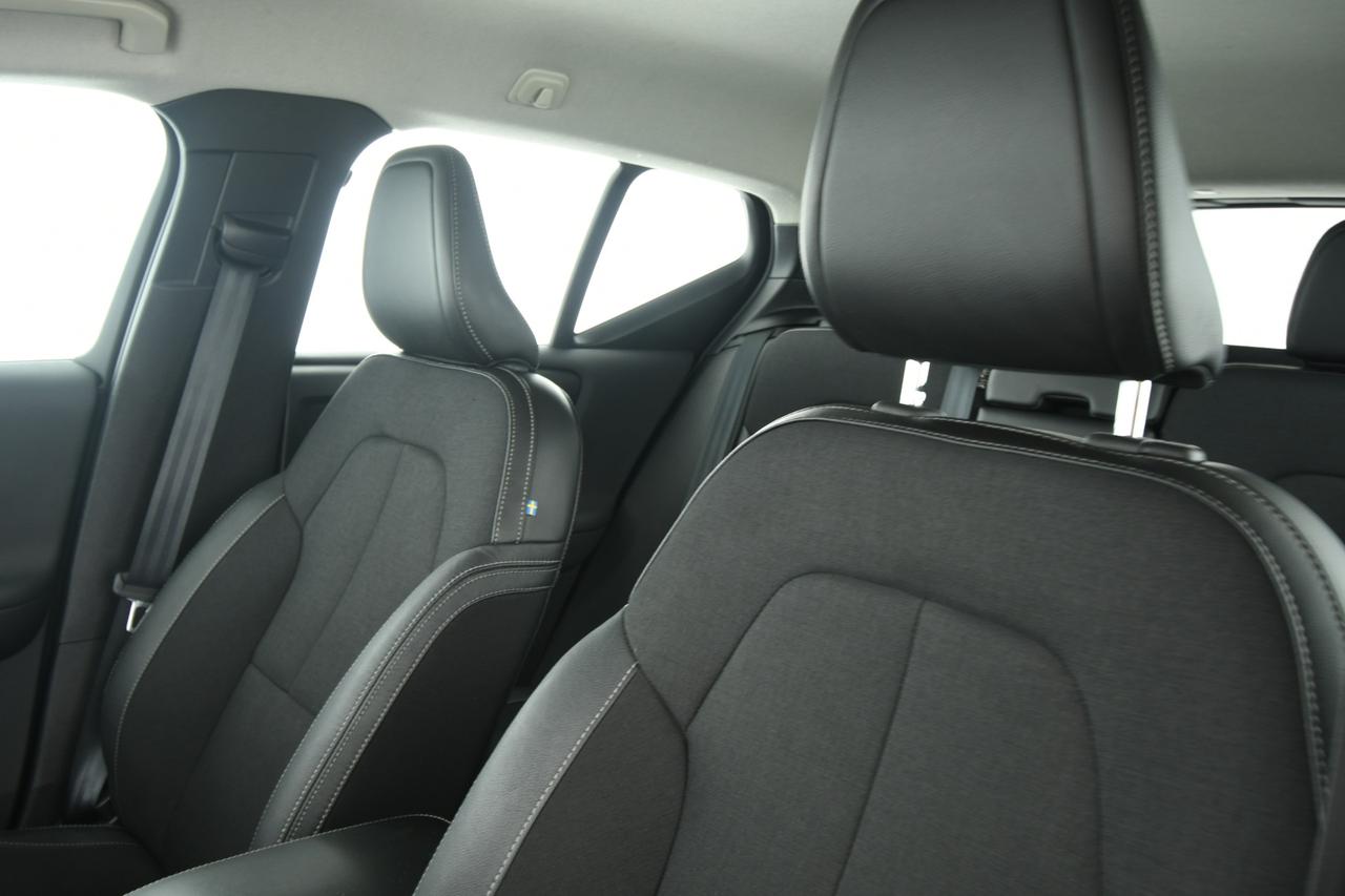 VOLVO XC40 2.0 d4 Momentum awd geartronic PELLE+LED+C19"