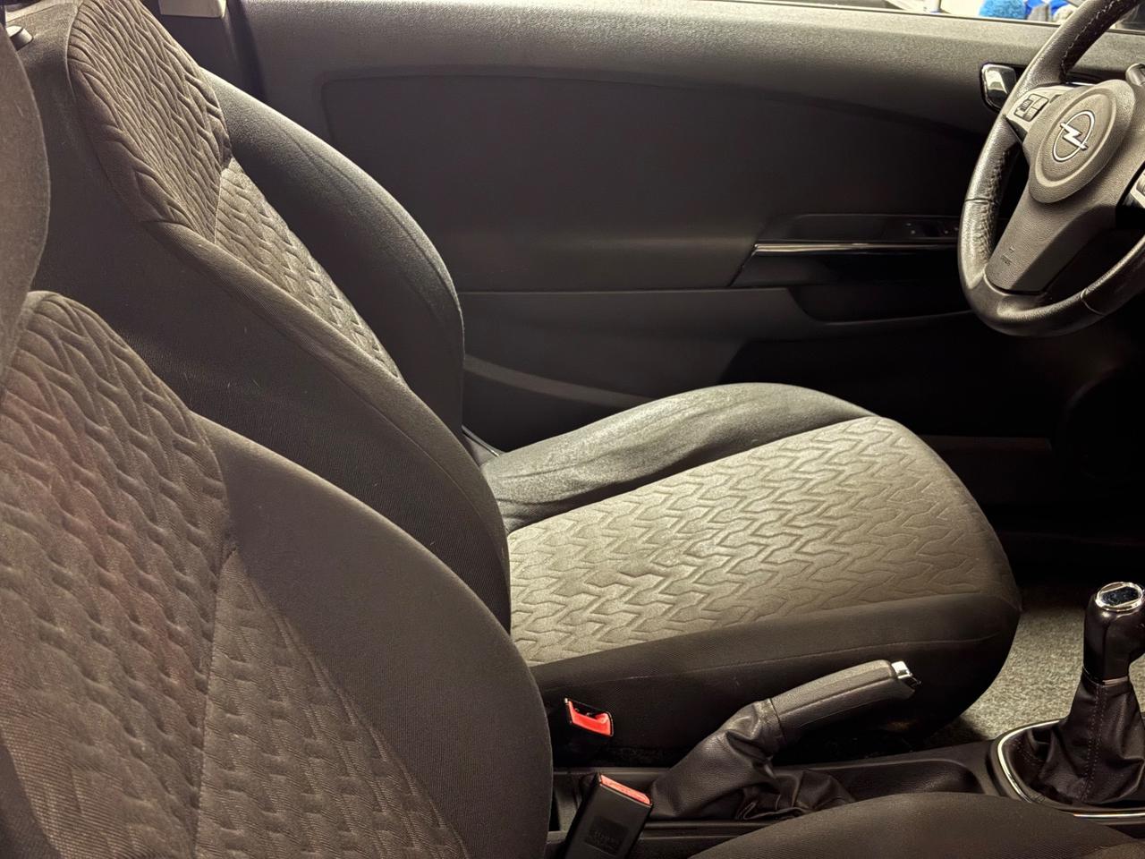 Opel Corsa 1.2 3 porte b-color