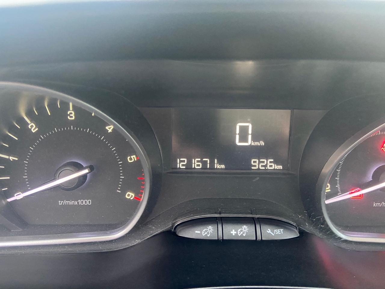 Peugeot 208 BlueHDi 75 5 porte Black Line 120.000Km