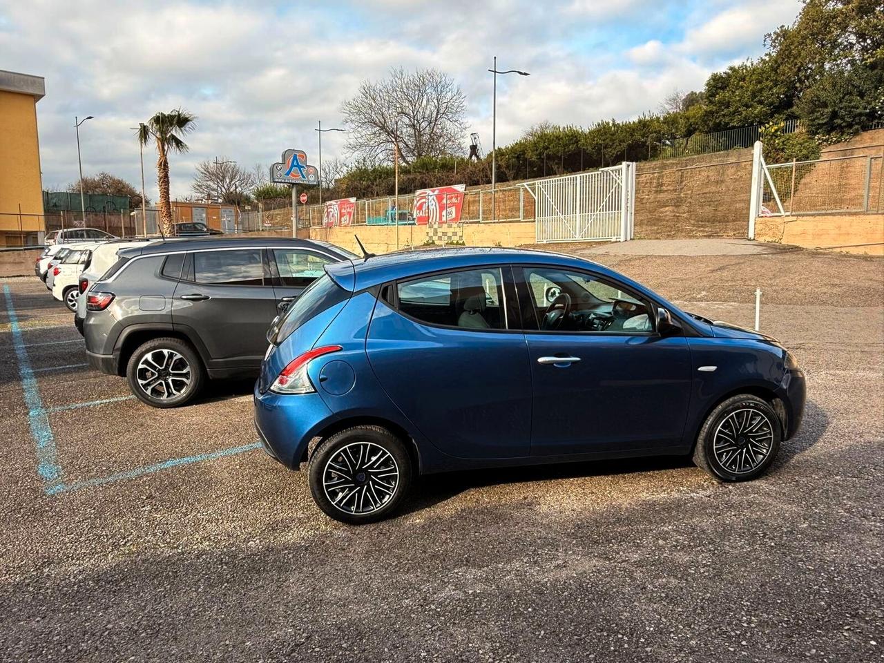 Lancia Ypsilon 1.0 FireFly 5 porte S&S Hybrid Silver