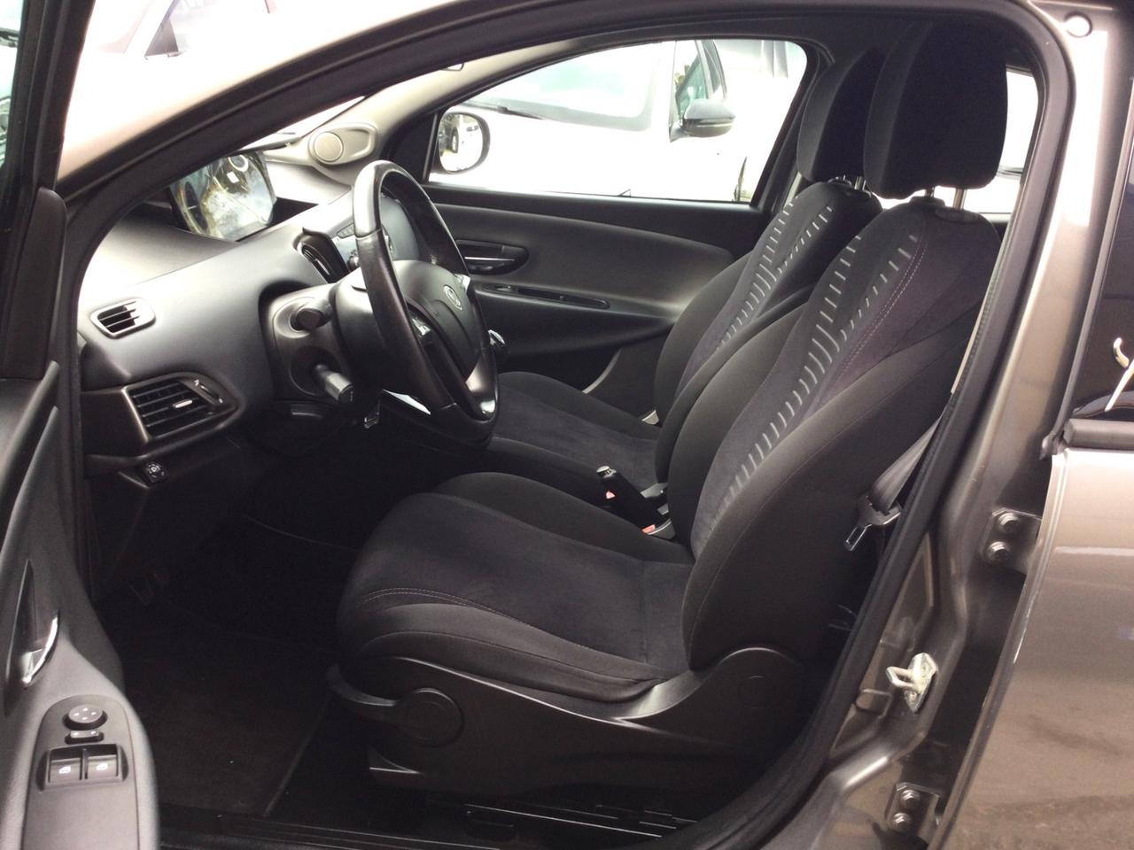 Lancia Ypsilon 1.2 69 CV 5 porte Platinum