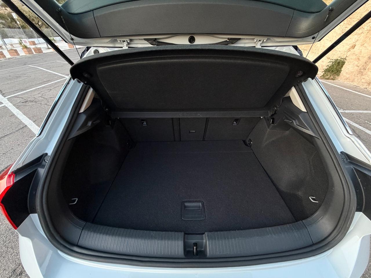 Volkswagen T-Roc/1.0 TSI 110 CV/CAR PLAY/CERCHI 17"/NEOPATENTATI