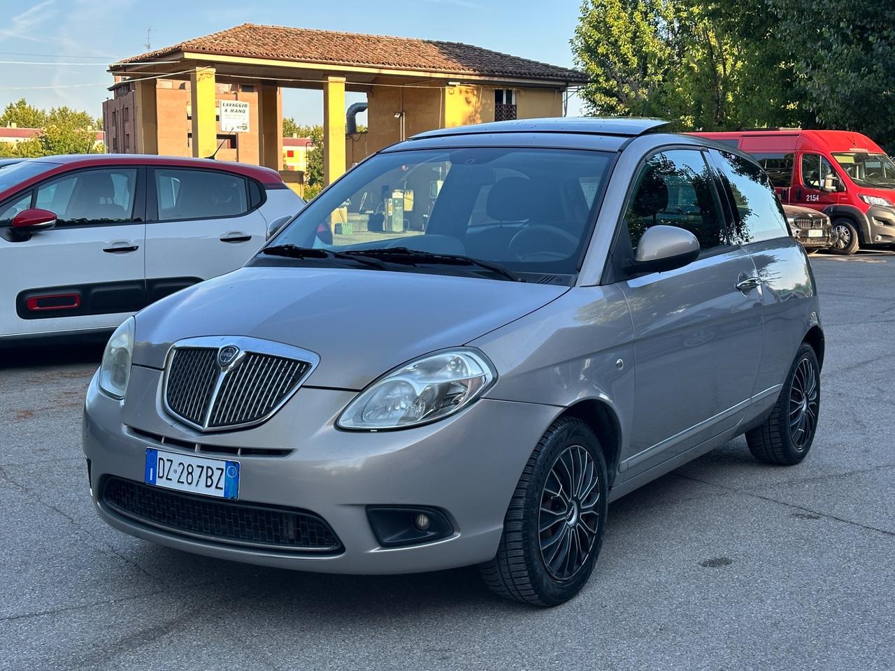 Lancia Ypsilon 1.3 MJT 75 CV Versus