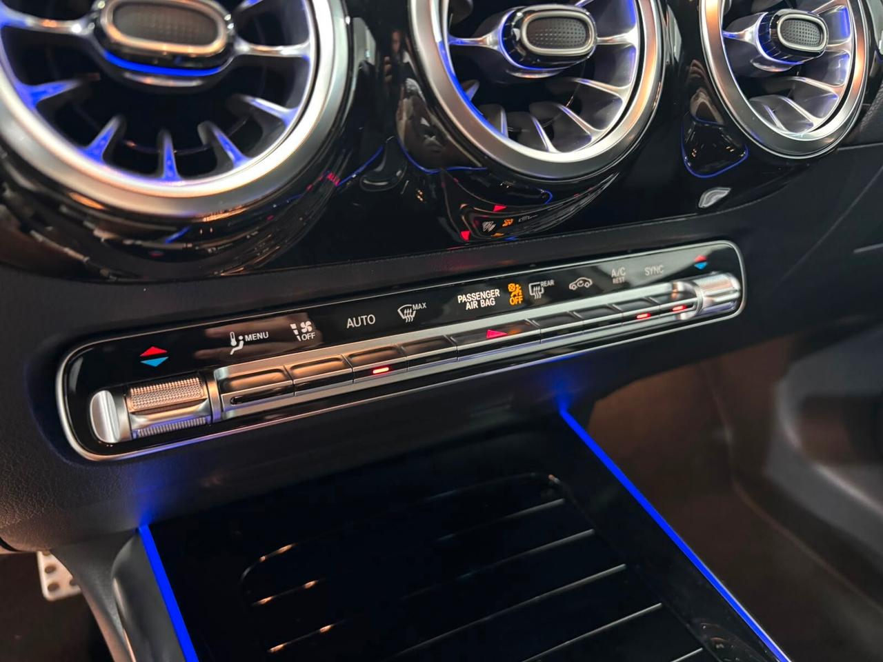 MERCEDES-BENZ GLA 200D PREMIUM AMG NIGH-LED