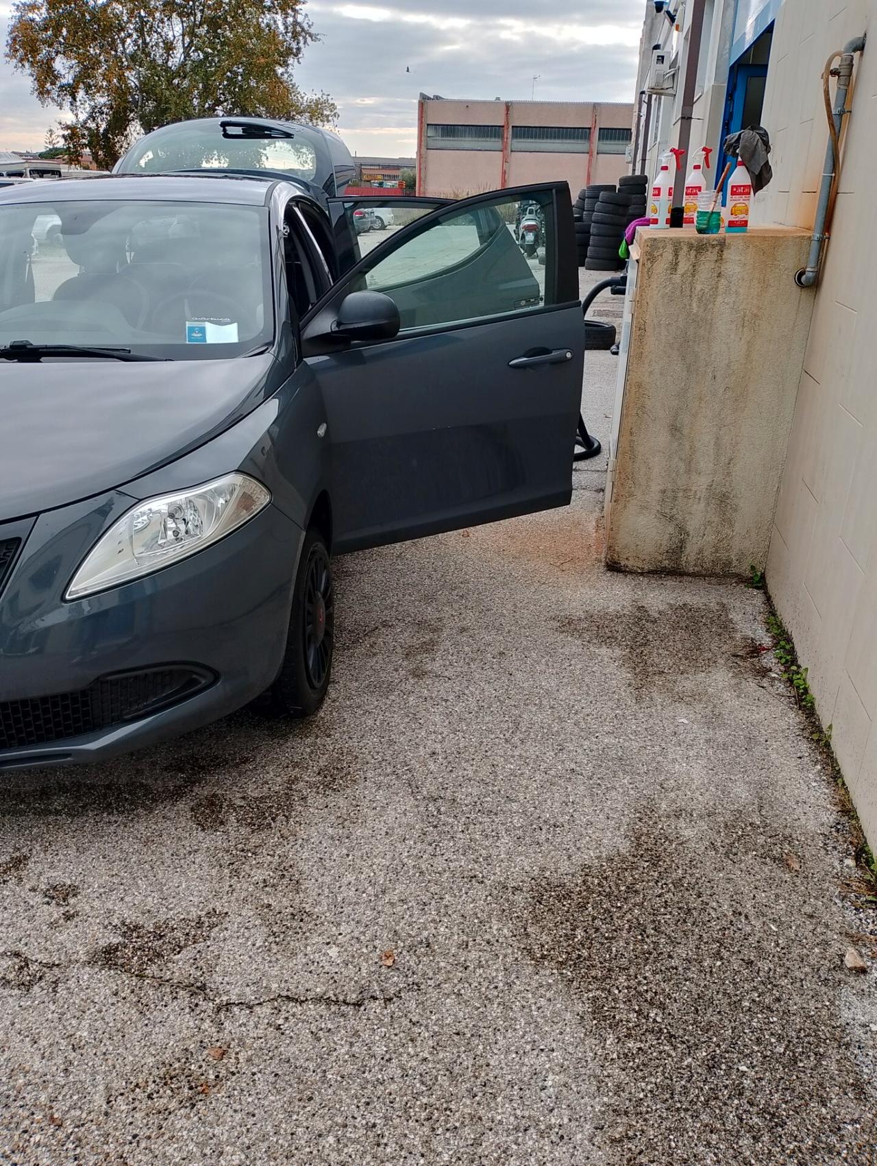 Lancia Ypsilon 0.9 TwinAir 85 CV 5 porte Metano Ecochic Silver