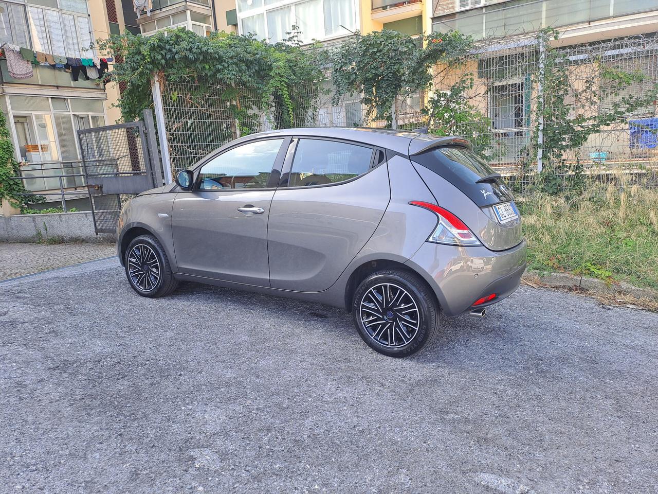 Lancia Ypsilon 1.0 FireFly 5 porte S&S Hybrid Ecochic Gold