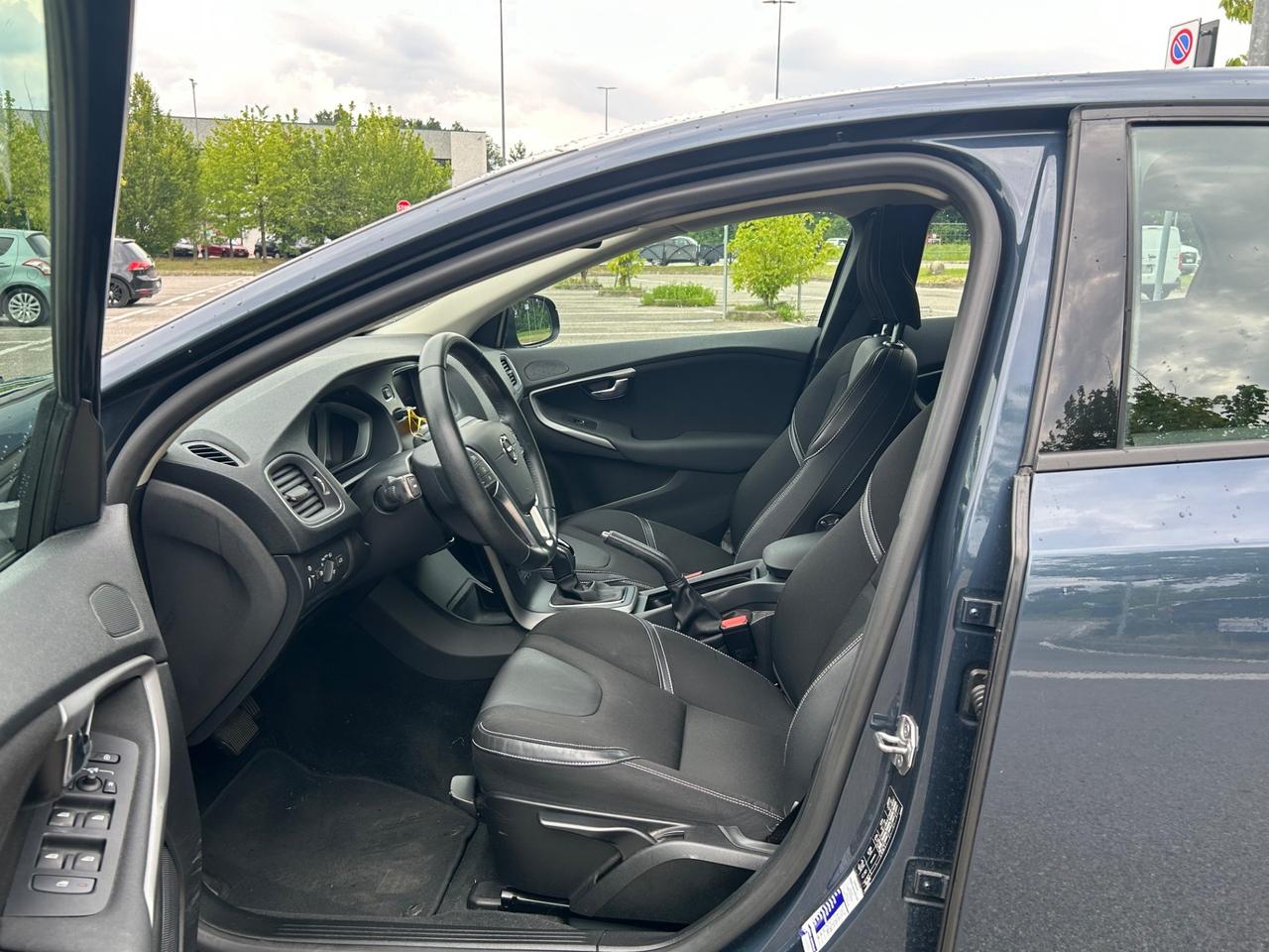 Volvo V40 D2 Geartronic R-Design | Navi LED PDC Cruise Uniproprietario