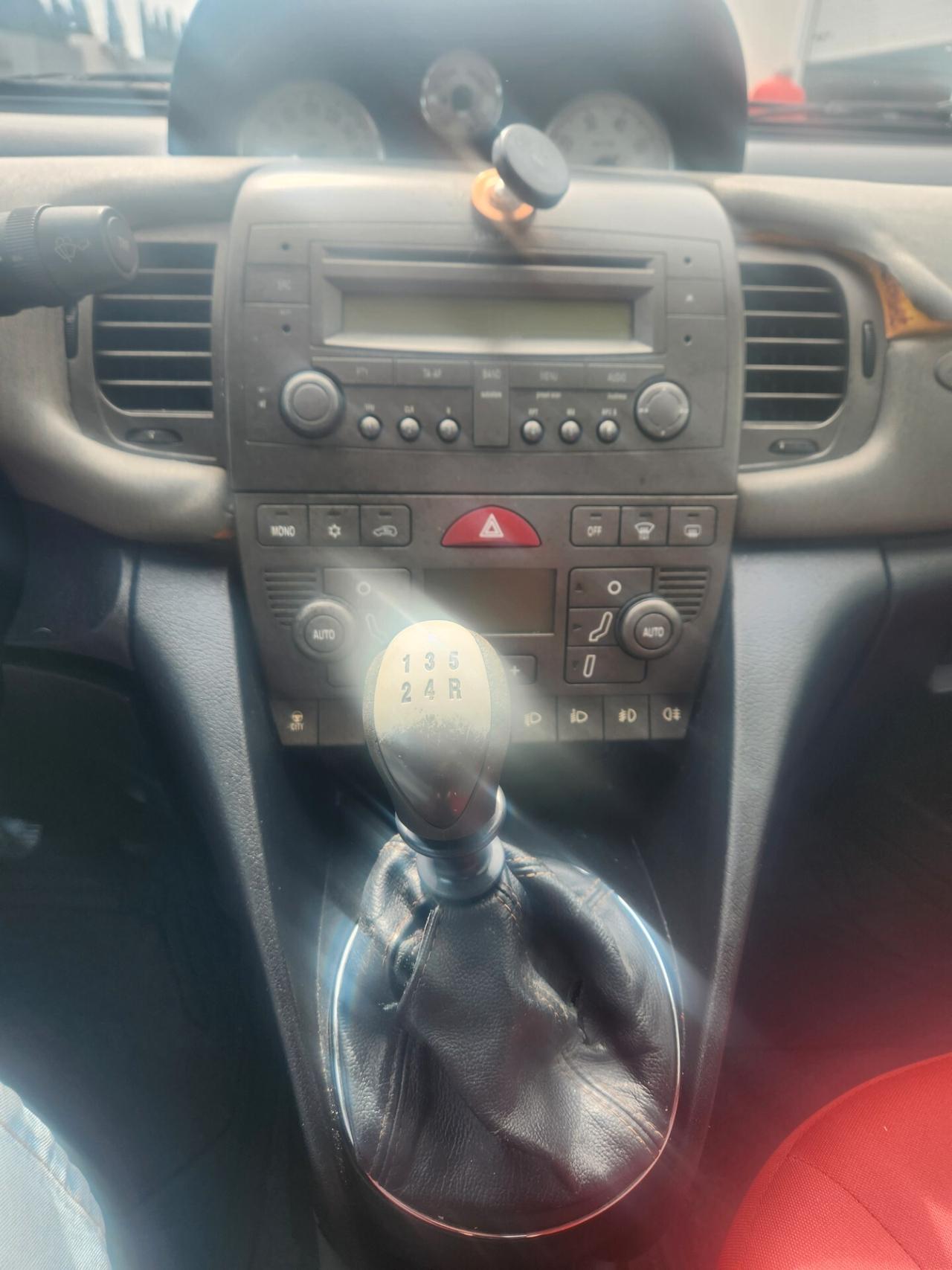 Lancia Ypsilon 1.2 16V Platino