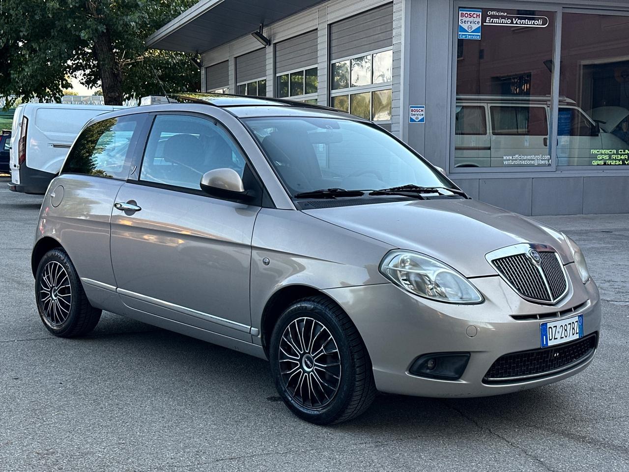 Lancia Ypsilon 1.3 MJT 75 CV Versus
