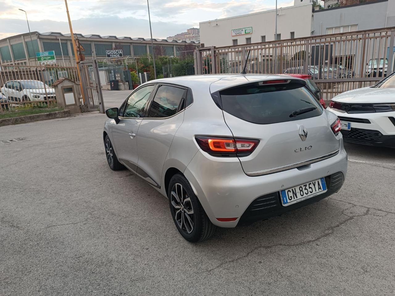 RENAULT Clio TCe 12V 90 CV 5 porte Moschino Intens