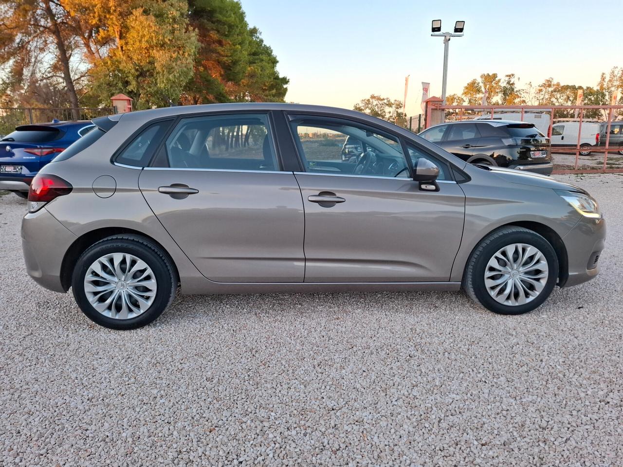 Citroen C4 1.6 HDi 90cv *NAVY-LED-PARK*