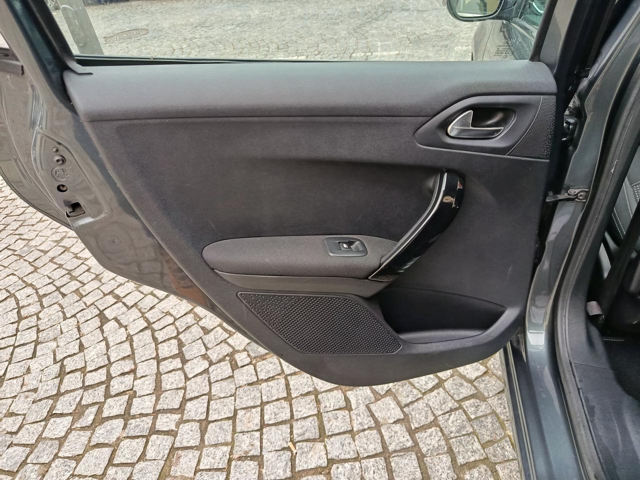 Peugeot 208 Allure 1.2 PureTech 82 #8383