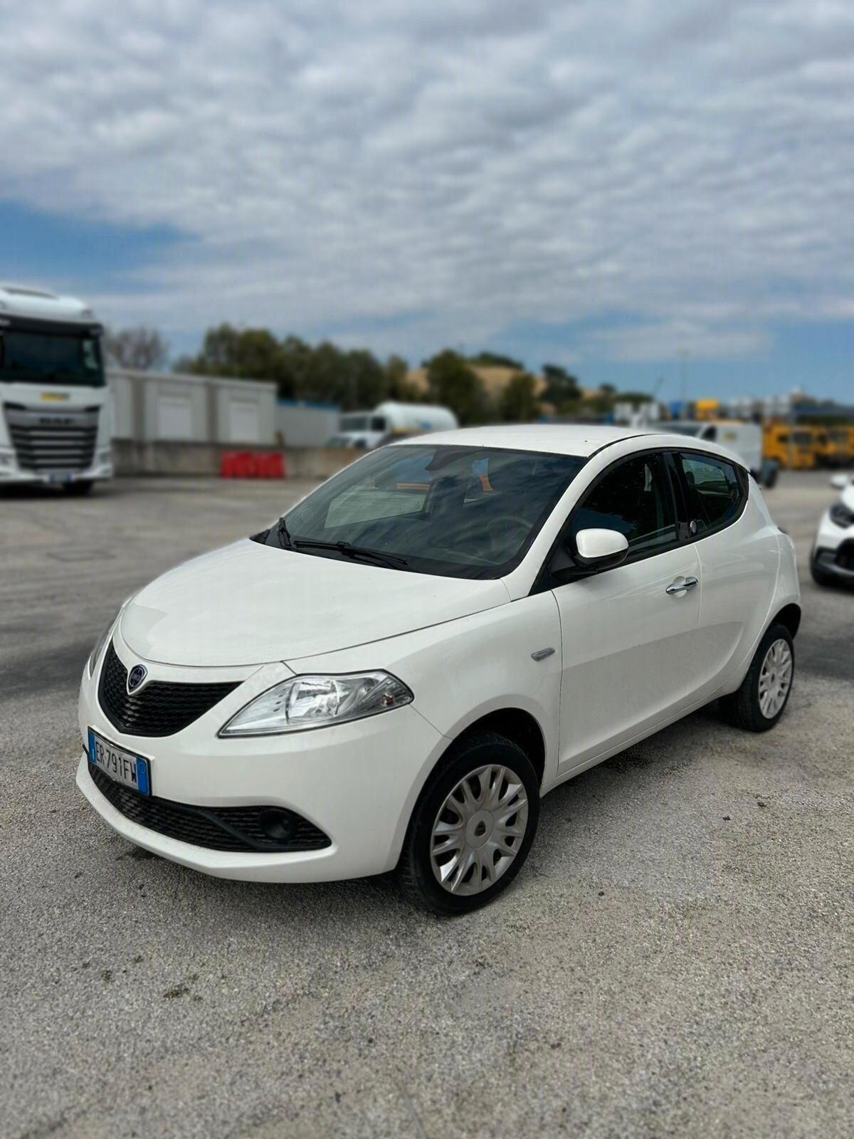 Lancia Ypsilon 0.9 TwinAir 85 CV 5 porte Metano Ecochic Silver