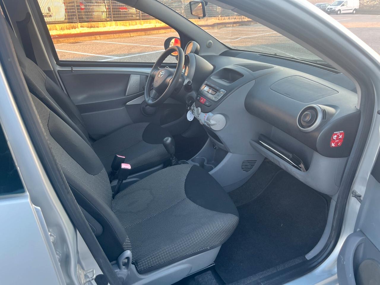 Toyota Aygo 1.0 12V VVT-i 5 porte Sol Connect Red Edition NEOPATENTATI