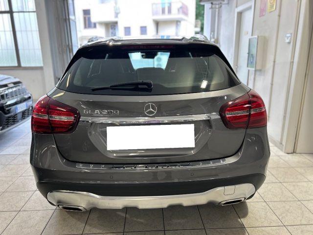 MERCEDES-BENZ GLA 200 Premium
