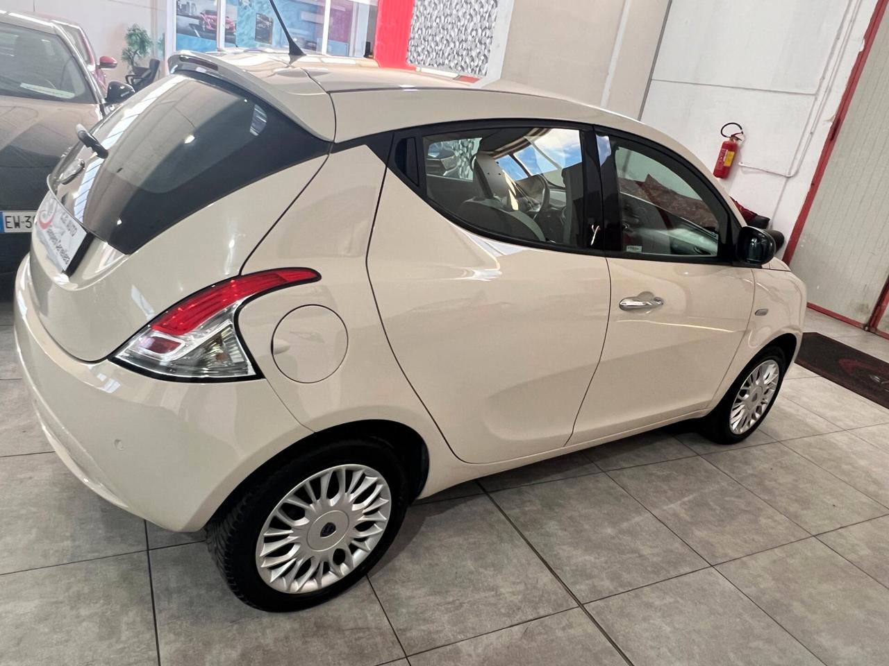 Lancia Ypsilon 1.2 69 CV Silver 2017