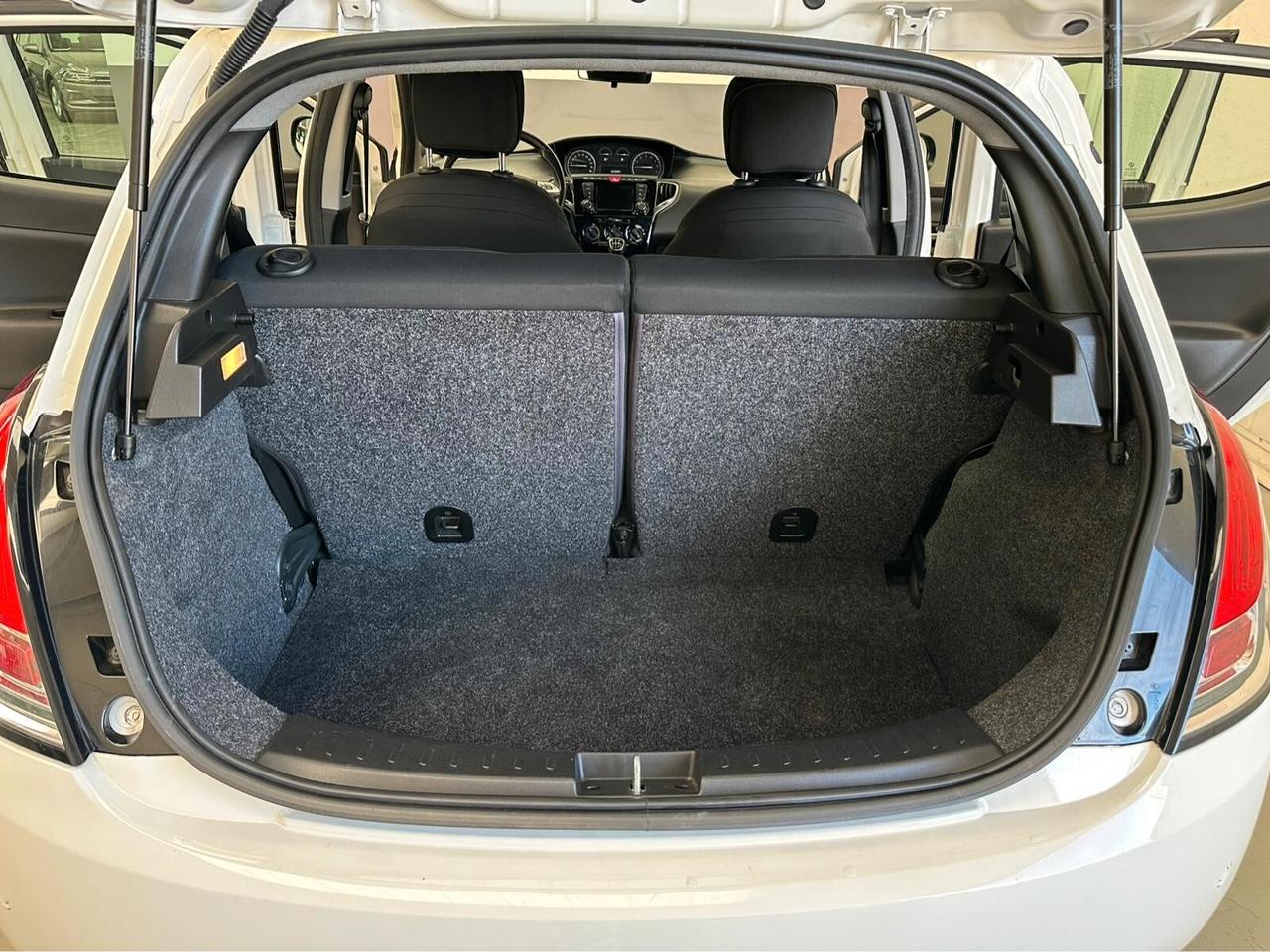 Lancia Ypsilon 1.0 FireFly 5 porte S&S Hybrid Ecochic