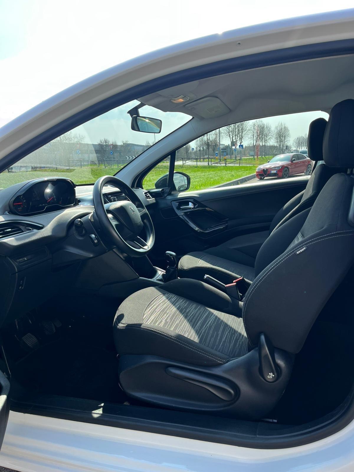 Peugeot 208 Neopatentati