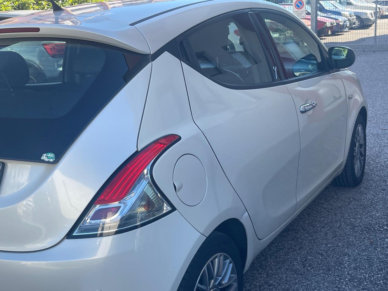 Lancia Ypsilon 1.2 69 CV 5 porte GPL Ecochic Platinum SI NEOPATENTATI