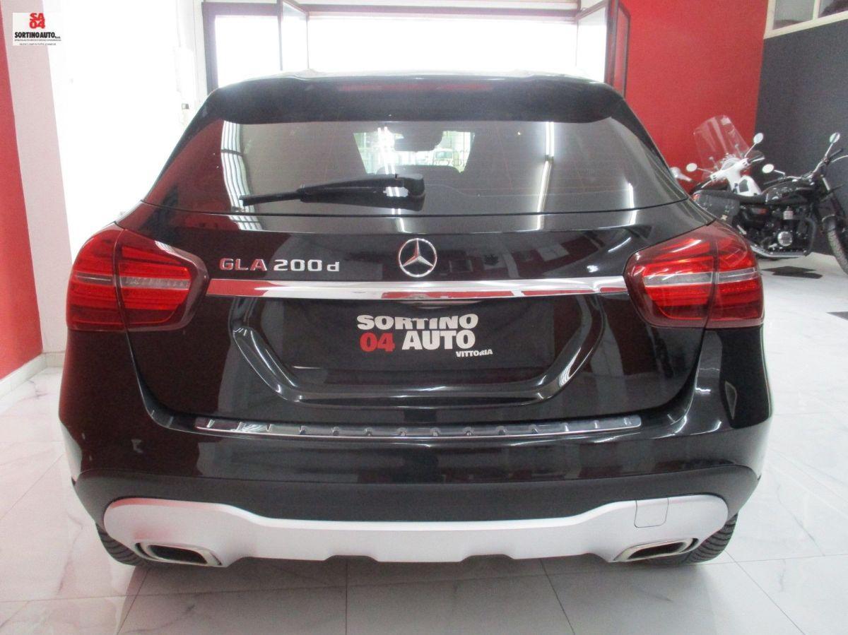 MERCEDES GLA 200 d Automatic Premium-2017