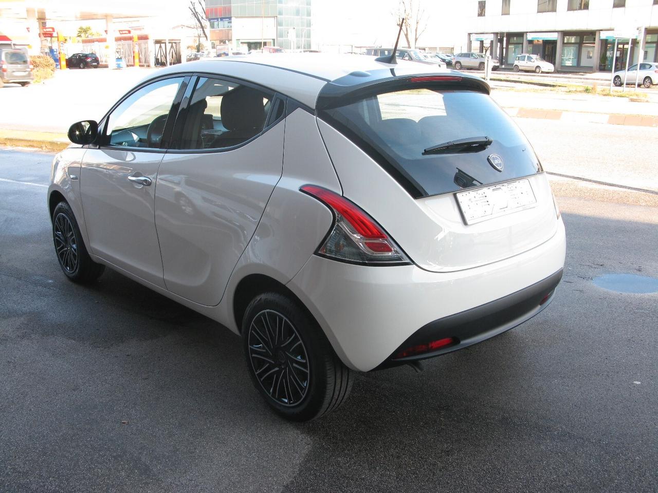 Lancia Ypsilon 1.0 FireFly 5 porte S&S Hybrid Oro