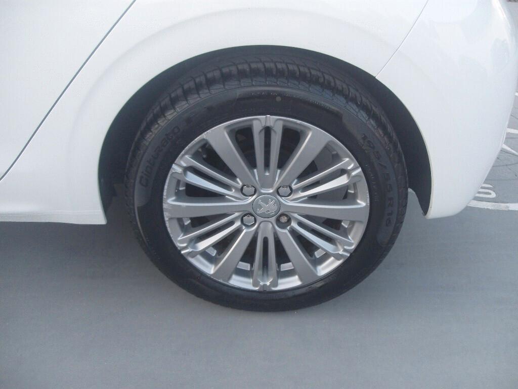 Peugeot 208 BlueHDi 75 5 porte Allure - 2015