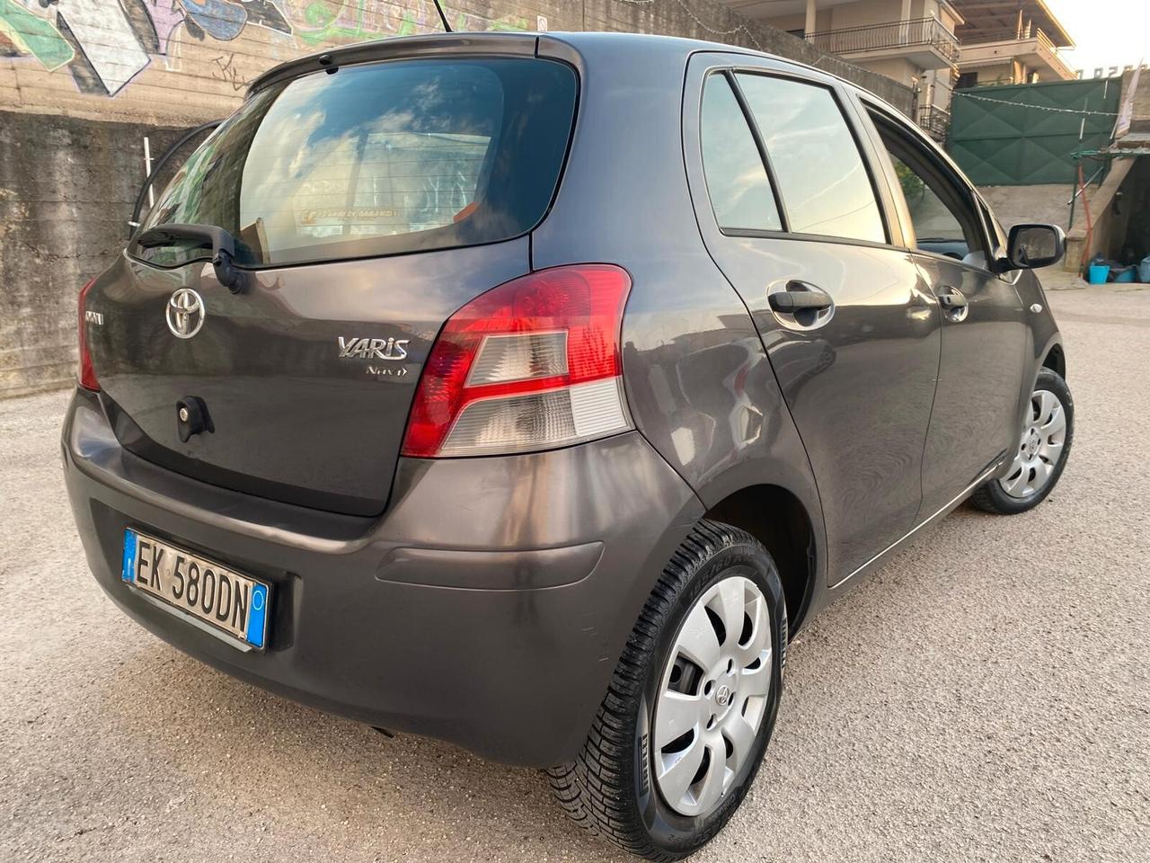 Toyota Yaris 1.0benz 5 porte 69cv restyling full 2011
