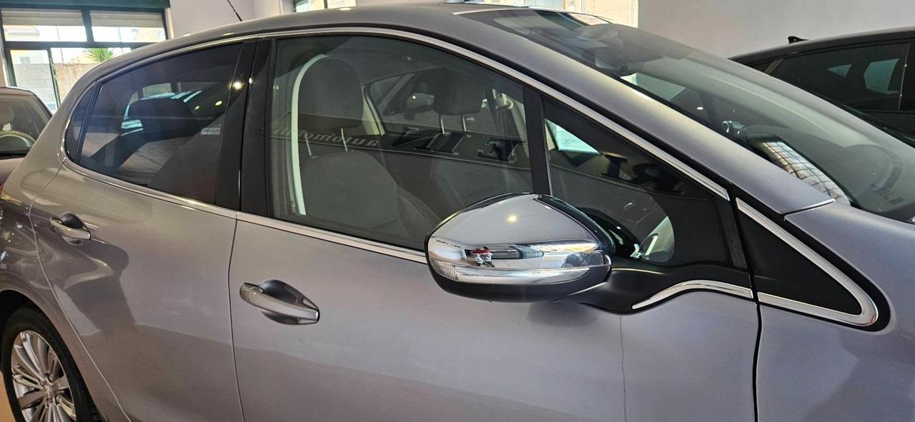 Peugeot 208 PureTech 82cv 5 porte Allure-Navi- Chromo-4 Vetri elett.-Sensori parch