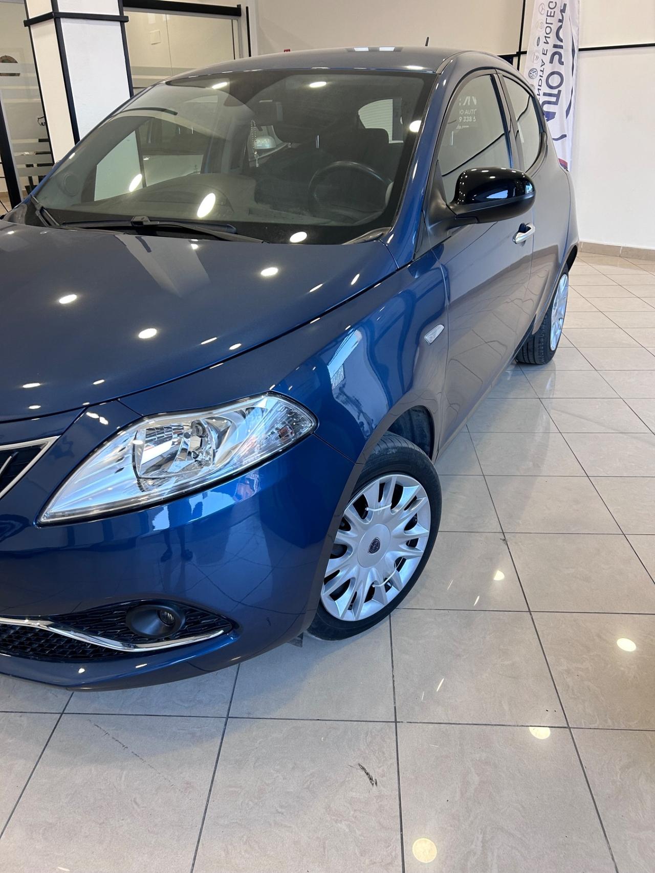 Lancia Ypsilon 1.0 FireFly 5 porte S&S Hybrid Silver